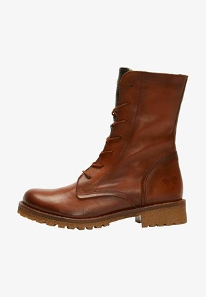 Brązowy skórzany botek za kostkę o gładkim wykończeniu, okrągłym nosku, sznurowanym przodzie oraz fakturowanym mankiecie. Posiada wytrzymałą podeszwę dla lepszej przyczepności.