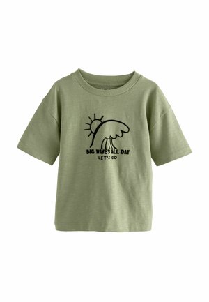 Olijfgroene katoenen t-shirt met korte mouwen, featuring een zwarte graphic van een zon en een golf met de tekst "GROTE GOLVEN DE HELE DAG, LATE GO."