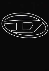 Tessuto nero con un predominante contorno bianco di un logo ovale caratterizzato da un design stilizzato. Texture liscia e contrasto semplice e audace.