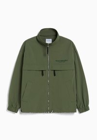 Zielona kurtka na zamek z wysokim kołnierzem, elastycznymi mankietami, dwoma przednimi kieszeniami i haftowanym napisem. Wykonana z lekkiego, teksturowanego materiału.