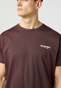 Wrangler VINTAGE TEE - Printtipaita - mahogany