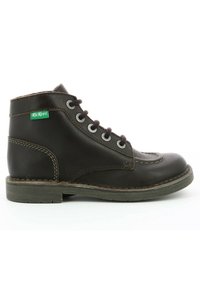Bruine leren enkellaarzen met ronde neus, vetersluiting, contrasterende stiksels en groen Kickers-logo. Vlakke rubberen zool, klassieke vorm.