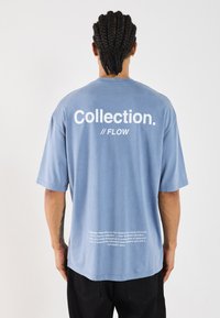 YOURTURN UNISEX - Nyomott mintás póló - washed country blue