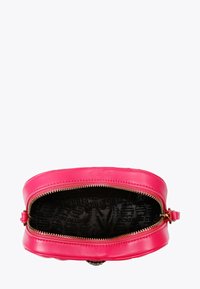 Klein open roze leren tas met gouden rits en zwarte binnenvoering met een subtiel logo patroon.