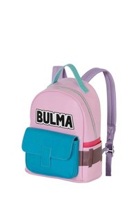 Sac à dos rose en simili cuir avec une poche avant turquoise, des bretelles violettes, une fermeture éclair et un logo "BULMA" audacieux à l'avant.