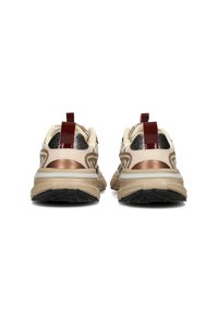 Sneakers di un beige chiaro con accenti metallici, caratterizzati da una suola texturizzata, forma arrotondata, linguetta e pannelli in rete per la traspirabilità.
