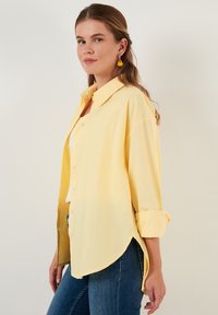 LELA LOOSE FIT - Button-down blouse - yellow