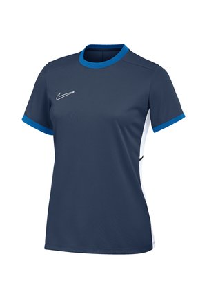 T-shirt de sport bleu foncé à manches courtes avec col et bord de manches bleu clair, logo Nike blanc sur la poitrine et panneaux latéraux blancs.