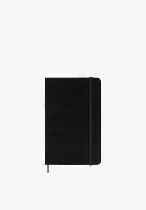 Quaderno nero chiuso con angoli arrotondati, chiusura con elastico a destra e segnalibro a nastro grigio in basso a sinistra.