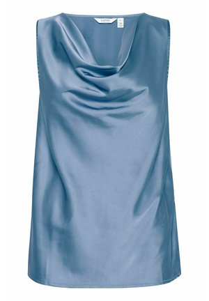 Beige bešvetrinis marškinėliai iš minkštos, šviesiai mėlynos sateninės medžiagos; turi drapiruotą iškirptę ir lygią, blizgią tekstūrą. Nėra matomų puošmenų.