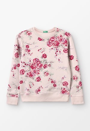 Jasnoróżowa bluza z długim rękawem z czerwonym i różowym wzorem kwiatów róż oraz ściągaczami przy mankietach i na dole.