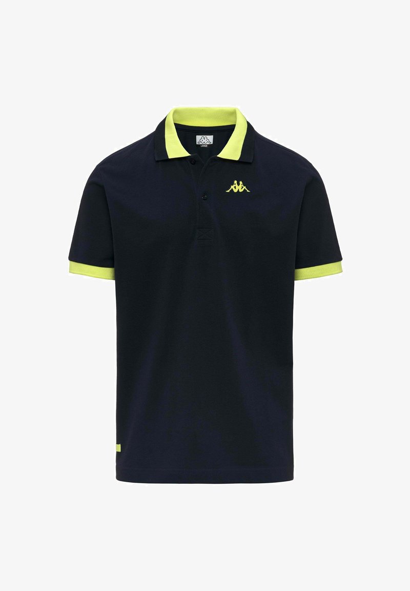Polo en bleu marine avec un col et des accents de manches vert fluo. Présente un petit logo sur la poitrine et une classique patte de boutonnage à trois boutons.