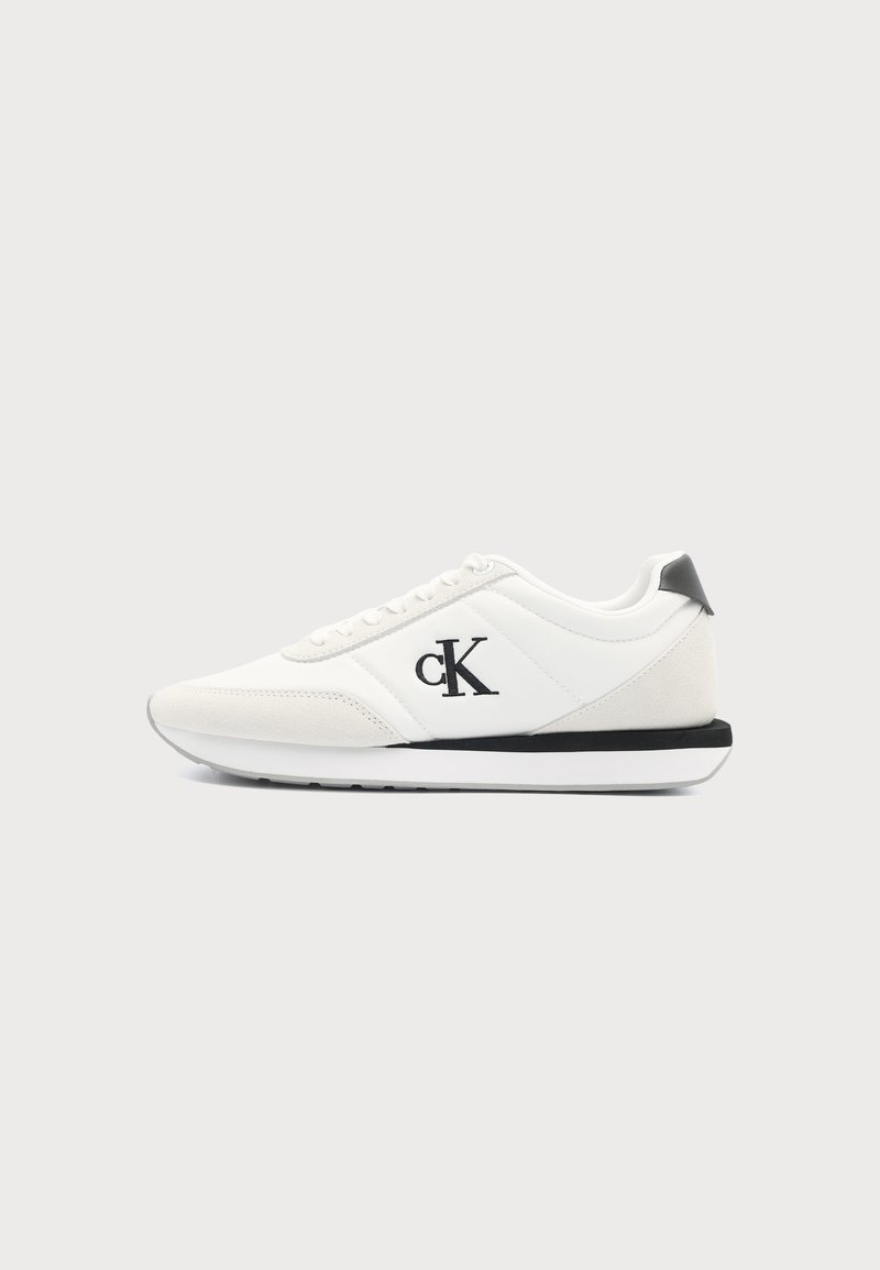 Λευκό χαμηλό sneaker με μαύρο λογότυπο "cK" στο πλάι και μαύρη πίσω λωρίδα, με λευκά κορδόνια και σόλα με μαύρες λεπτομέρειες.