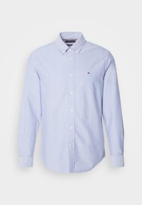 Lichtblauw overhemd met lange mouwen, knoopsluiting, button-down kraag en een klein geborduurd logo op de linkerborst.