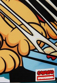 Tela grafica con un design vivace di Garfield, caratterizzata da colori accesi come l'arancione e il blu, insieme a un'etichetta logo bianca in basso.