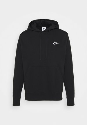 Czarna bluza z kapturem Nike z kieszenią z przodu, kapturem ze sznurkiem i małym białym logo Nike na piersi na jednolitym tle.