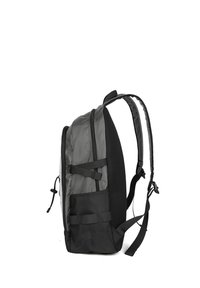 Sac à dos gris et noir avec une surface texturée, des bretelles rembourrées, des accents en mesh, des poches latérales et une fermeture à glissière sur le dessus. Design slim et ergonomique.