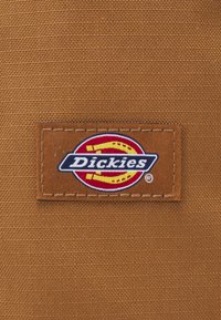 Dickies ASHVILLE SLING BAG UNISEX - Τσάντα χιαστί - brown duck