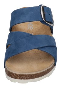 Blauwe leren sandaal met gekruiste banden en een zijgesp. Zachte tan voetbed met een kurken zool. Glad oppervlak en stevige constructie.