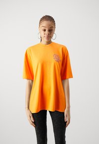 Edwin MUSIC CHANNEL UNISEX - Marškinėliai su spaudiniu - orange tiger
