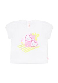 Witte t-shirt met korte mouwen en een roze en gele grafische ontwerpen van een karakter met hartvormige accenten en een drankje op een gestreepte achtergrond.