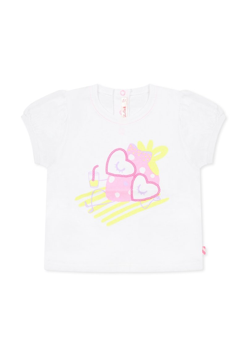 Witte t-shirt met korte mouwen en een roze en gele grafische ontwerpen van een karakter met hartvormige accenten en een drankje op een gestreepte achtergrond.