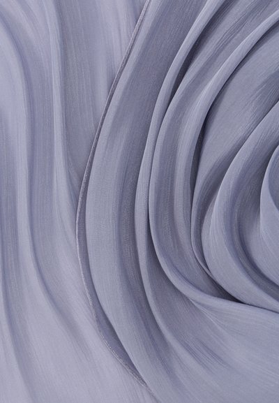 Des couches douces et fluides de tissu transparent lavande-gris disposées en plis lisses et incurvés créant une texture délicate et aérienne.