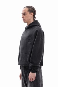 Μαύρο φούτερ με κουκούλα και τσέπη μπροστά, με υφασμάτινη υφή. Διαθέτει μεγάλη κουκούλα και μακριά μανίκια. Φοριέται με αντίστοιχο σκουρόχρωμο παντελόνι.