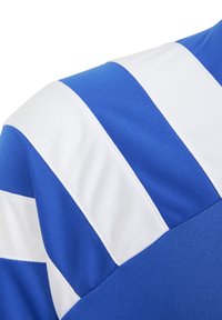 Top atletico blu con strisce bianche diagonali, realizzato in un tessuto morbido con una finitura testurizzata sulle sezioni blu.