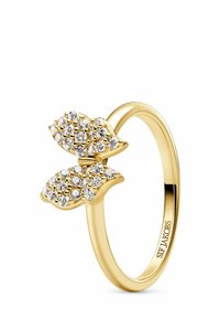 Guldring med fjärilsmotiv som har två blad prydda med klara, runda kristaller. Slät ring med polerad yta.