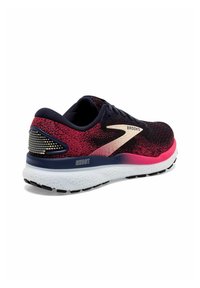 Brooks hardloopschoen met een marineblauwe en roze gradient mesh bovenwerk, witte tussenzool, gestructureerde zwarte buitenzool en reflecterende accenten.