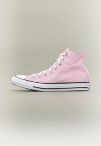 Ρόζ υφασμάτινο sneaker με ψηλό πάνω μέρος, λευκά κορδόνια και παχιά λευκή ελαστική σόλα, σε ουδέτερο φόντο, πλευρική όψη.