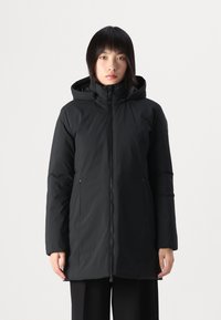 Zwarte hoodie met ritssluiting, voorzien van zijzakken en een elegante, gladde textuur. Lange mouwen en een iets verlengd ontwerp.