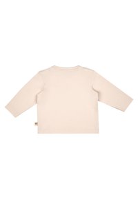 Beige Baumwollhemd mit langen Ärmeln und rundem Ausschnitt, klaren Linien und einem kleinen Markenetikett an der Seite. Weiche Textur, einfaches Design.