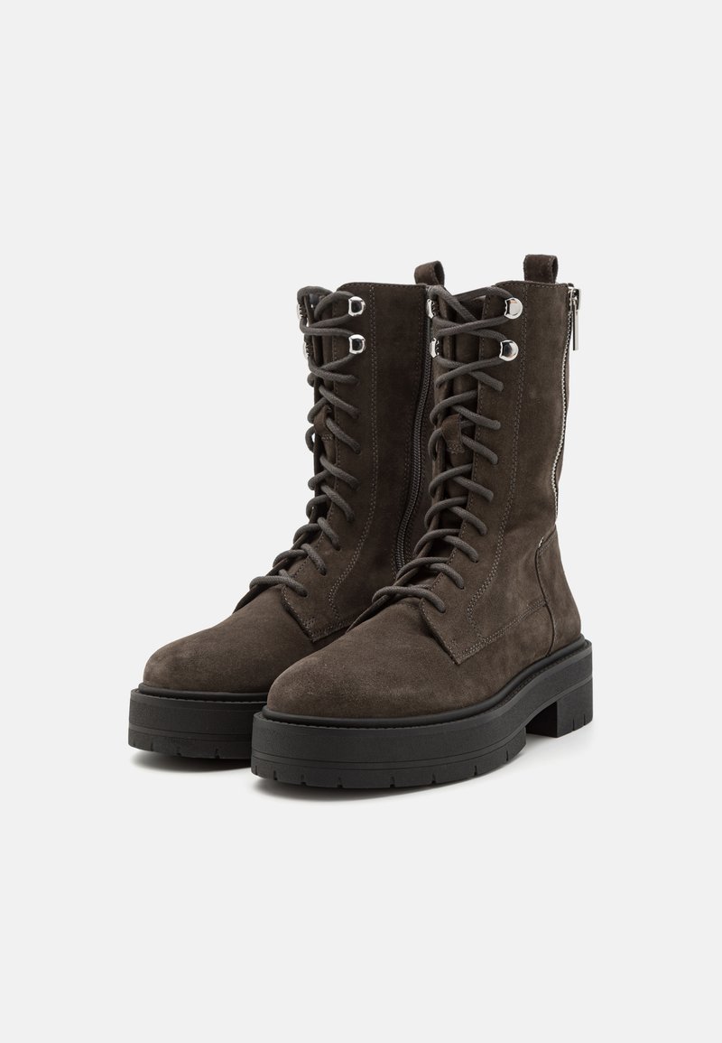 Brązowe zamszowe botki za kostkę z przodem na sznurówki, bocznymi zamkami błyskawicznymi, grubą czarną podeszwą i przeszyciami, z okrągłym noskiem.