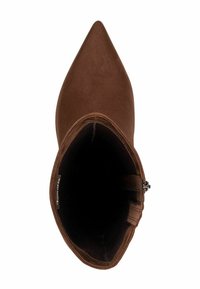 Stivale alla caviglia in suede marrone con punta affusolata e bordo superiore sottile. Presenta una cerniera laterale per la chiusura e una fodera interna liscia.