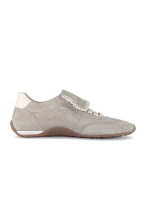 Lichtgrijze suède sneaker met wit hielstuk, beige veters en een bruine rubberen zool, zijaanzicht op een witte achtergrond.