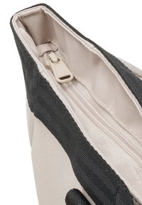 Puzdro na zips s béžovou tkaninou a kontrastným čiernym textúrovaným prvkom. Obsahuje krémový ťahák na zips a viditeľné detaily šitia.