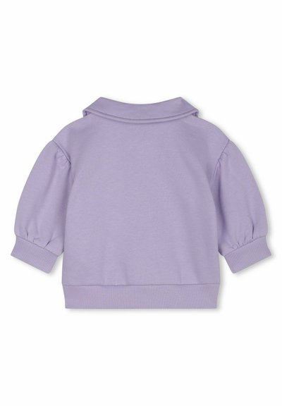 Sweatshirt lilas clair avec un col polo, des manches bouffantes et des poignets côtelés. Texture douce, design décontracté et sans motifs visibles.