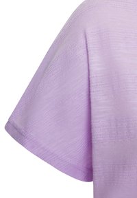 Lila Oberteil aus einem strukturierten, dehnbaren Stoff. Besitzt einen lockeren Schnitt und weite Ärmel, mit einem dezenten Streifenmuster auf der Oberfläche.