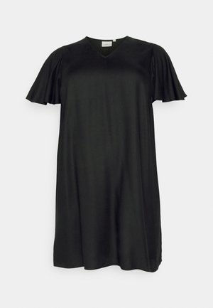 Robe noire en tissu lisse, avec un décolleté en V, des manches courtes évasées et une silhouette décontractée avec des fentes sur les côtés.
