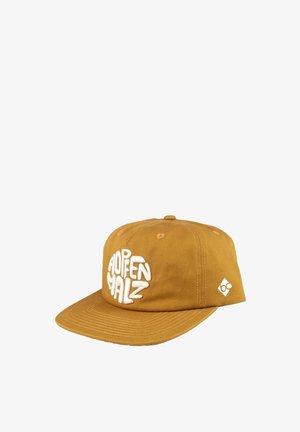 Brauner Baumwollcap mit flachem Schirm. Auf der Vorderseite befindet sich der weiß gestickte Text "HOPFEN MALZ" und auf der Seite ein kleines weißes Logo.