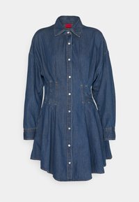 Abito in denim con colletto, maniche lunghe, chiusura a bottoni, tasche laterali e bordo svasato. Materiale blu scuro con cuciture a contrasto.