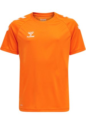Orange T-shirt med korte ærmer til sport lavet af glat, letvægtsstof. Har hvidt logo og diagonale striber på skuldrene. Standard pasform.