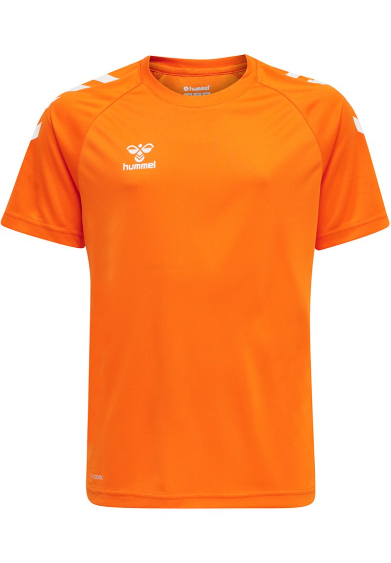 Camisa deportiva corta de mangas en color naranja, hecha de una tela suave y ligera. Presenta un logo blanco y franjas diagonales en los hombros. Corte estándar.