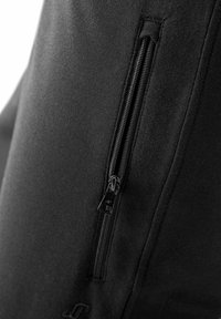 Zwarte sportieve broek met een zijritszak, een gladde textuur en versterkte naden, ontworpen voor functionaliteit en comfort.