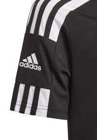 Maglietta sportiva nera con logo Adidas bianco, tre strisce verticali bianche sulla spalla e tessuto dalla texture liscia.