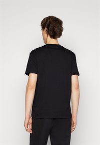 Calvin Klein RAISED RUBBER LOGO - Marškinėliai su spaudiniu - black