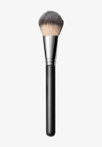 Pincel de maquillaje con mango negro y cabeza ancha de cerdas suaves. El pincel cuenta con un virolina plateada y un diseño cónico para una aplicación controlada.