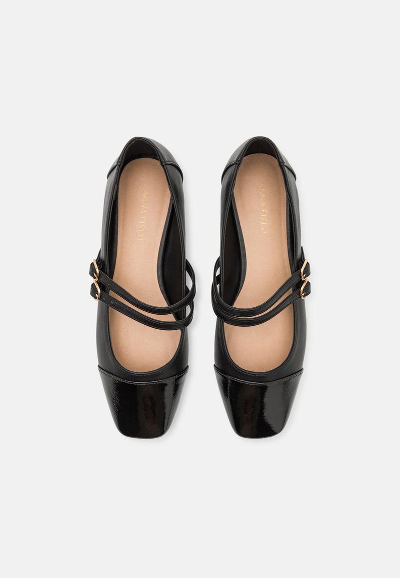 Schwarze Lackleder-Ballettflats mit spitz zulaufender Zehenpartie, zwei schmalen Riemen und goldfarbener Hardware. Glatte Innenausstattung und minimale Designelemente.